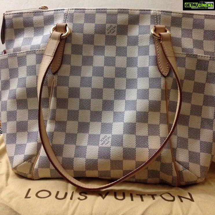Ishika Singh Instagram - My LV bag #lvbag #LV #louisvuitton #louisvuittonbag #nostalgicmood #proudmoment #fashionistas way back in 2011 #2011memories