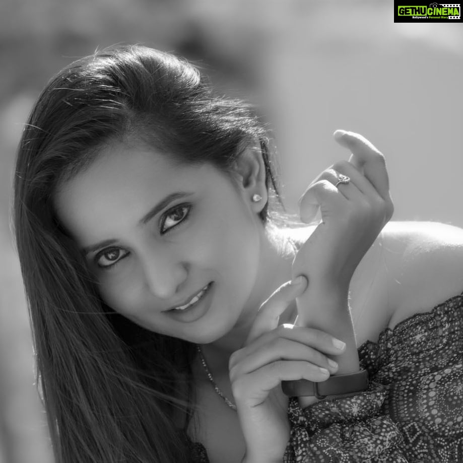 Ishika Singh Instagram - Black and white again ..#actorslife🎬 #telugufilmnagar #teluguactor #teluguactors #outdoorshooting #teluguactors #photoshoot