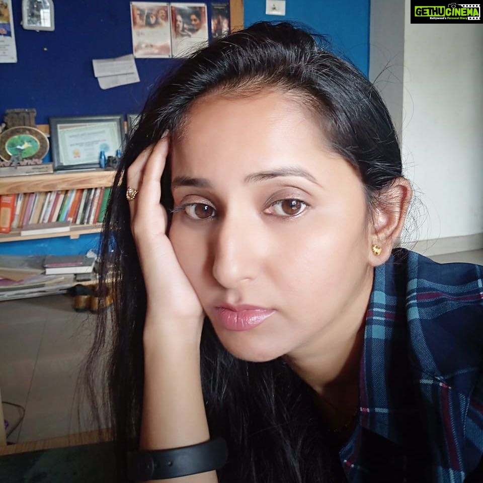 Ishika Singh Instagram - Tired and exhausted understanding about human relations ... dogs r always better Zz all they know is love π #pawsome #damroo #teluguactors #telugufilmindustry #actoratwork #telugufilmnagar #teluguactor #doglovers