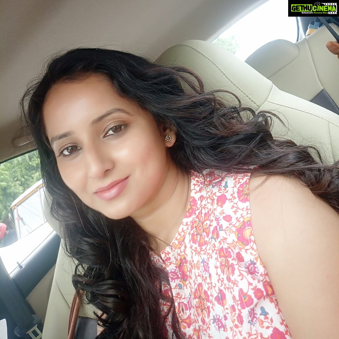 Ishika Singh Instagram - Curls on ... shoot mode ... drive mode #telugufilmindustry #actoratwork #teluguactors #teluguactor #telugufilmnagar #shootingmode #shootingtime #shooting #actorslife🎬 #curlsfordays