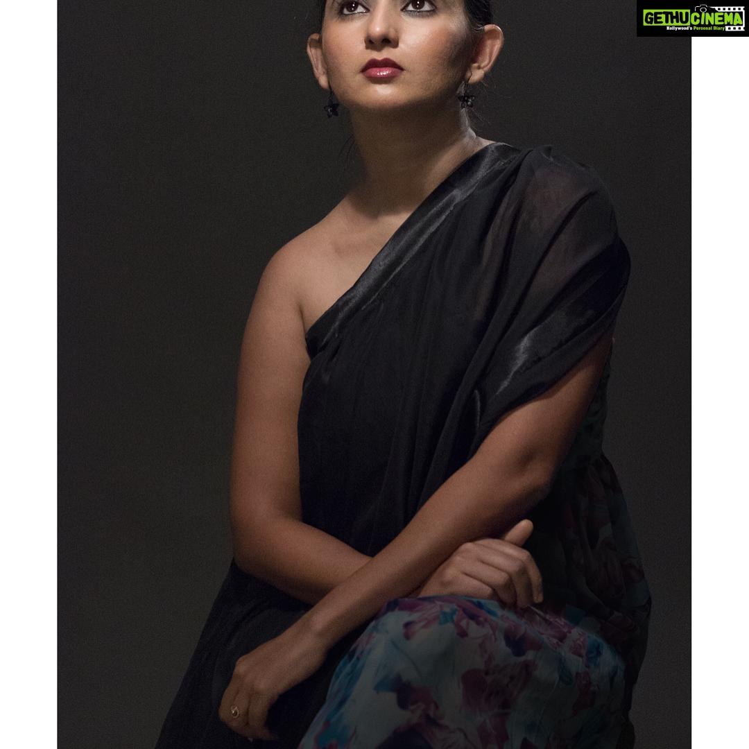 Ishika Singh Instagram - Black and white or colour which one is better ? #blackandwhite #colourpicture #actoratwork #actorslife #actorslife🎬 #shootingtime #photoshoot #studiolighting #studiolife #telugufilmnagar #telugufilmindustry #actresshoutout