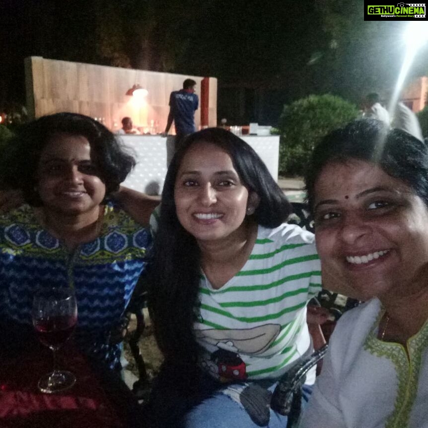 Ishika Singh Instagram - All three had great time ! #gettogether #eveninghangouts #femalecompany #galtalk #doctorisonduty