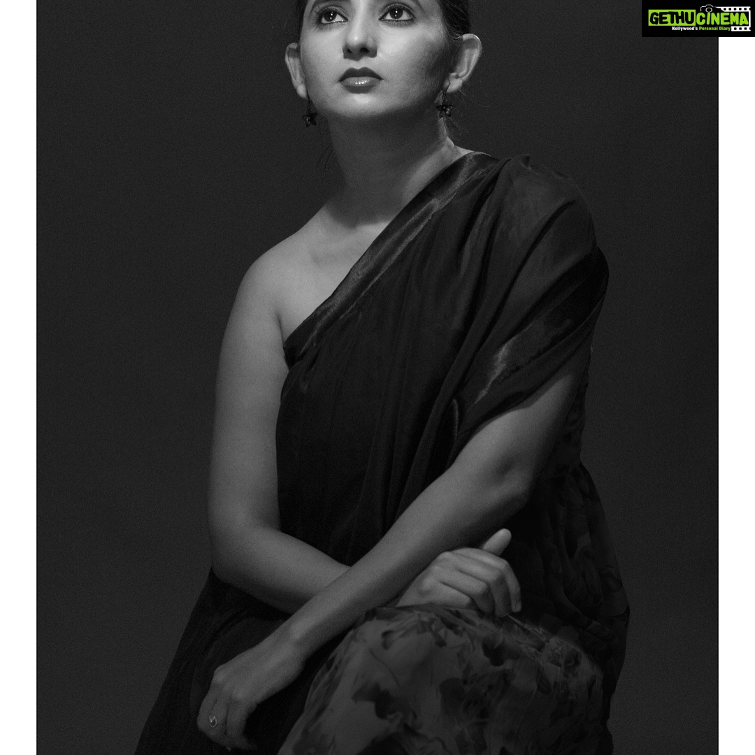 Ishika Singh Instagram - Black and white or colour which one is better ? #blackandwhite #colourpicture #actoratwork #actorslife #actorslife🎬 #shootingtime #photoshoot #studiolighting #studiolife #telugufilmnagar #telugufilmindustry #actresshoutout
