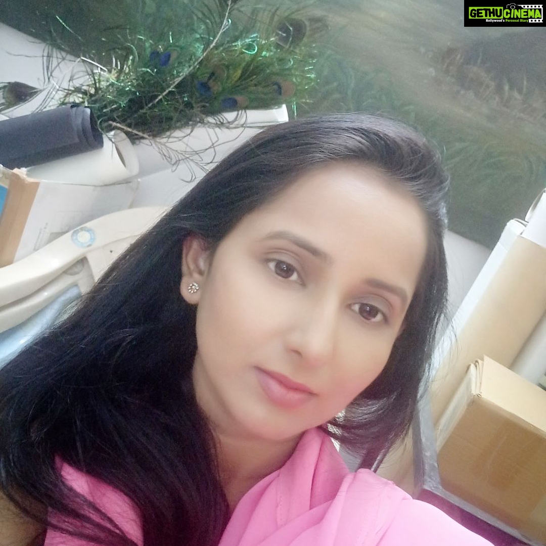 Ishika Singh Instagram - Waiting for my shot #shootmode #telugufilmindustry #telugufilmnagar #shooting #simplemaekup #shootingtricks #locationshoot #onlocationshoot #onlocationhairandmakeup
