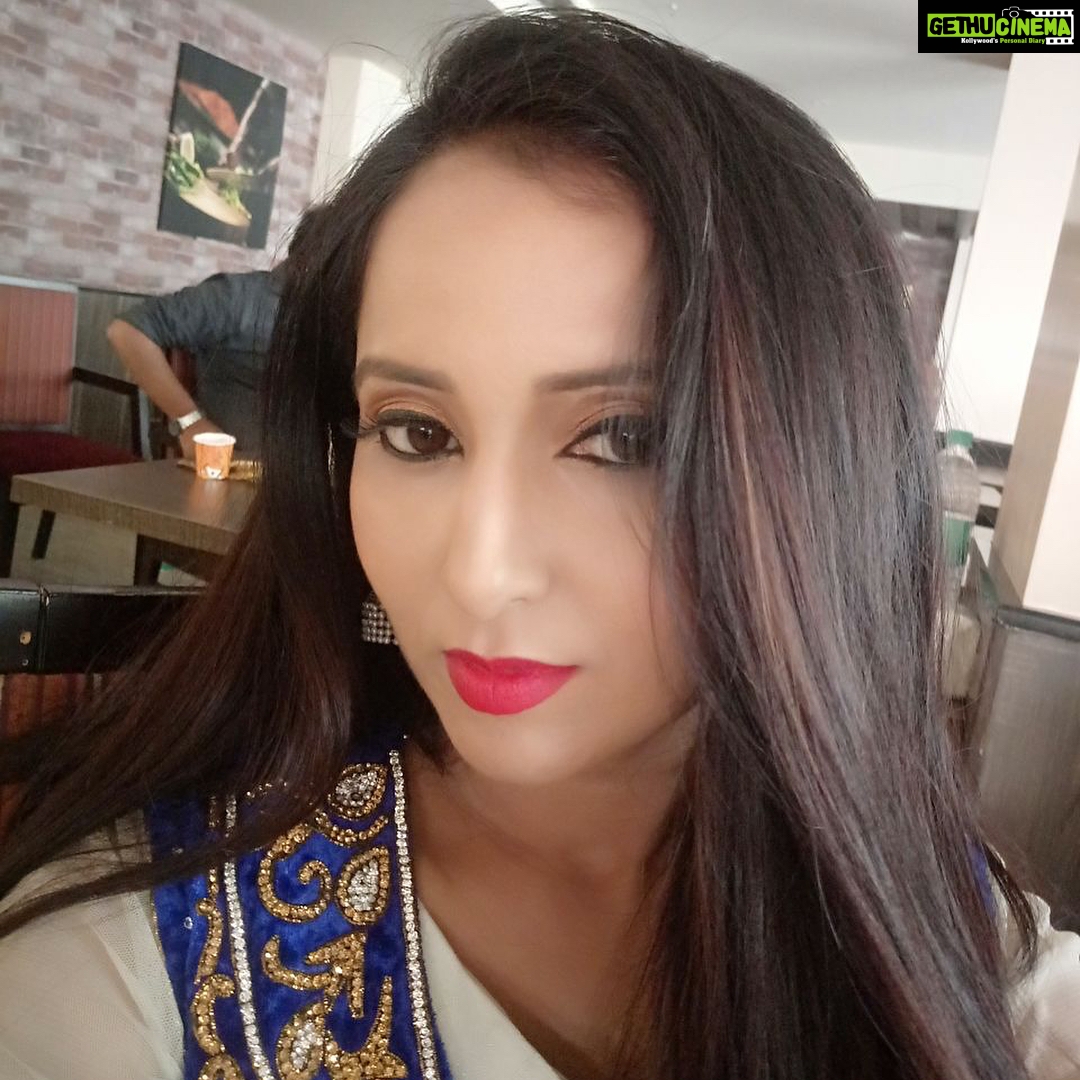 Ishika Singh Instagram - Selfie obsessed #selfie #selfie_time #selfietime📷 #shootingtime #shootmode #actorslife #actoratwork