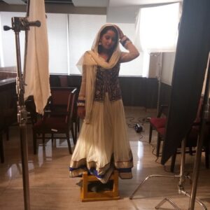 Ishika Singh Instagram - Now u know ... how they make me look tall ! #shooting #shootingmode #actorslife #actoratwork #shootingtricks
