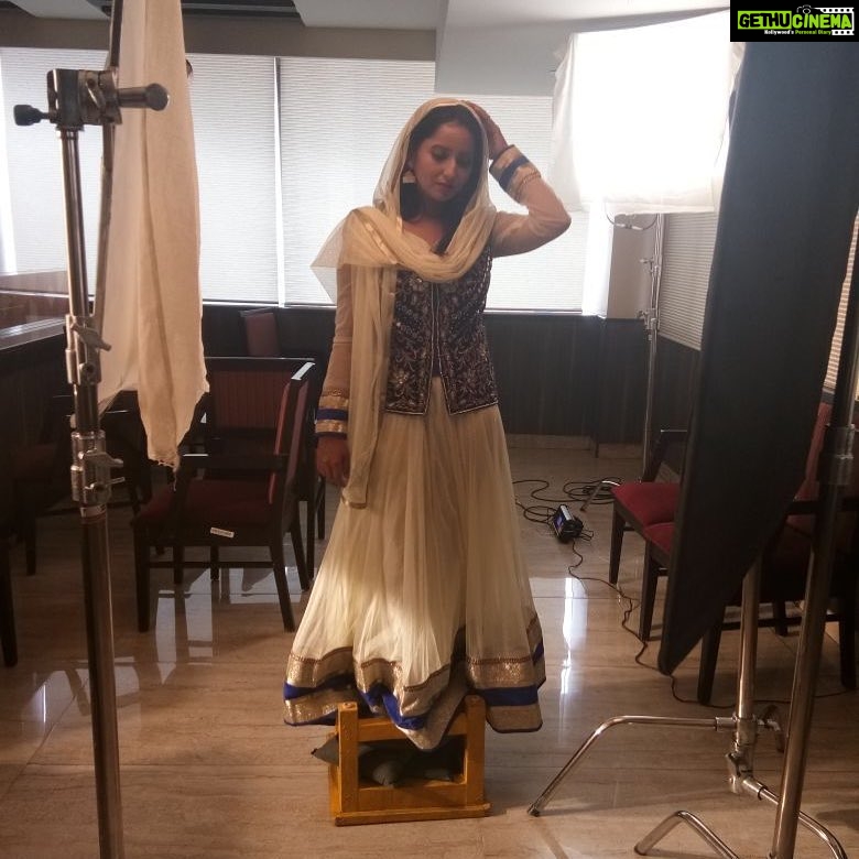 Ishika Singh Instagram - Now u know ... how they make me look tall ! #shooting #shootingmode #actorslife #actoratwork #shootingtricks