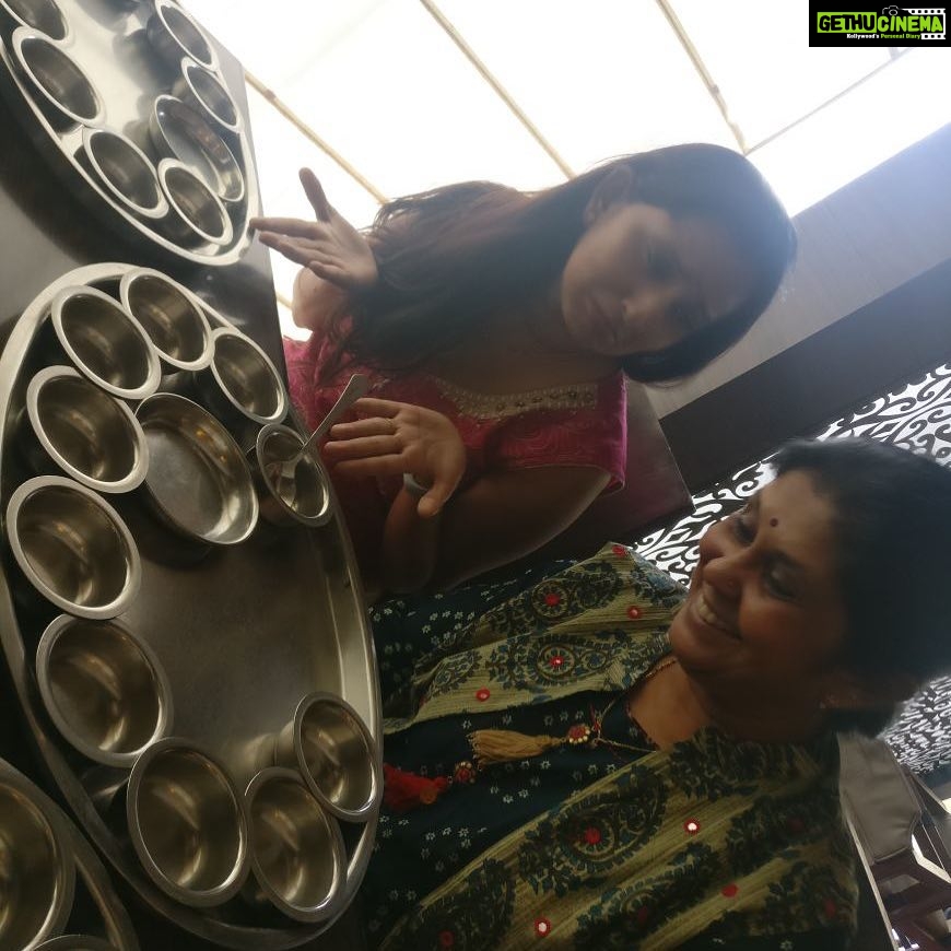 Ishika Singh Instagram - Empty plates .... hungry 😋 get food now ! #rajasthanistyle #rajdhanirestaurant