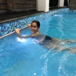 Ishika Singh Instagram - Jumped in water after a really long time … great welcome to the monsoon #monsoonseason #monsoonblues #pooltime #poolday #poolarea #swimmingtime #swimmingintherain #thankgod #pari #pyaaripari #pariopari #meripari