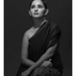 Ishika Singh Instagram - Black and white is back again ! My love for portraits and bnw never goes down ;) #blackandwhite #blackandwhitephotography #photographylighting #tollywood #telugufilmnagar #telugufilmindustry #posingforthecamera @ramanavbandi #rajanschoolofphotography #donatethroughphotography