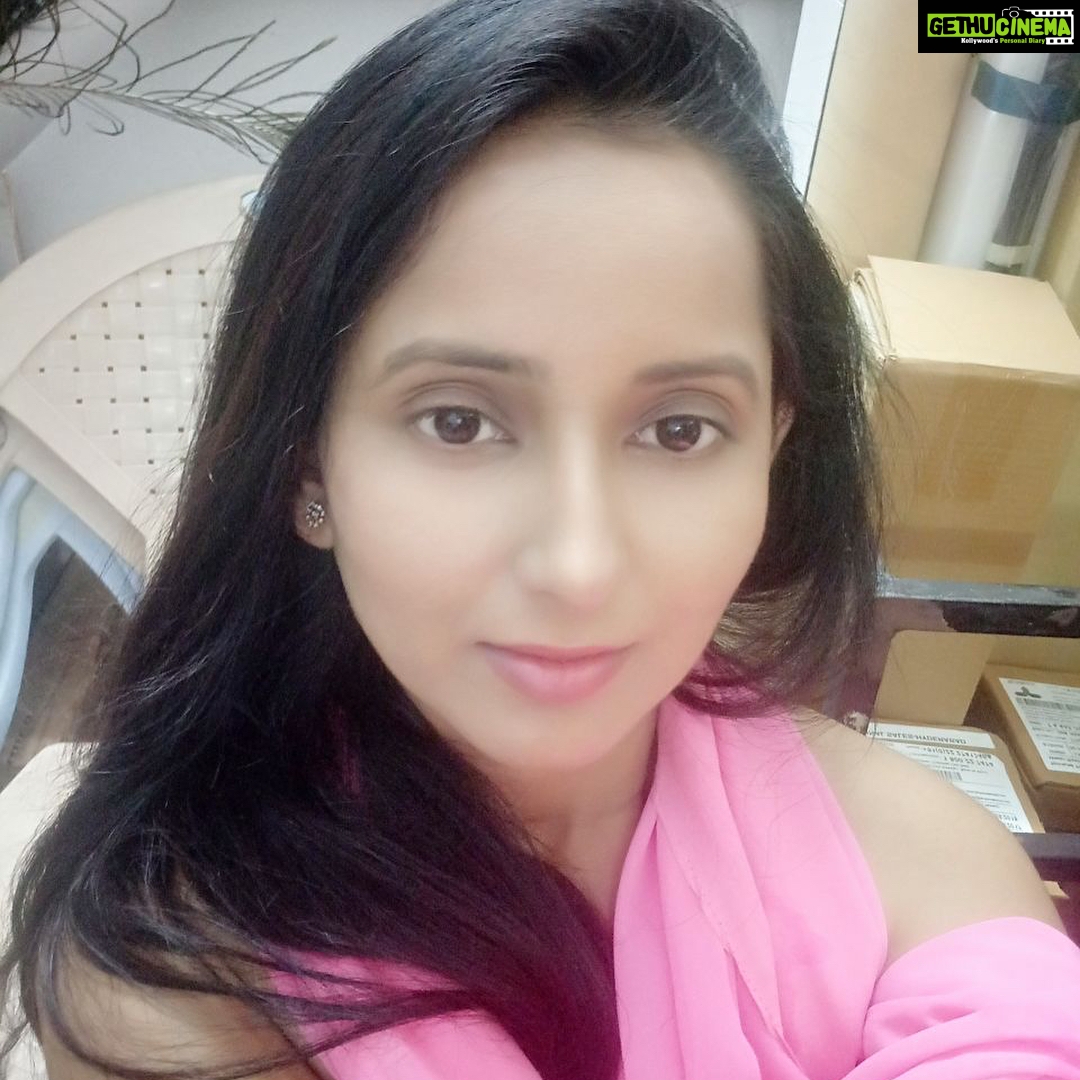 Ishika Singh Instagram - Waiting for my shot #shootmode #telugufilmindustry #telugufilmnagar #shooting #simplemaekup #shootingtricks #locationshoot #onlocationshoot #onlocationhairandmakeup