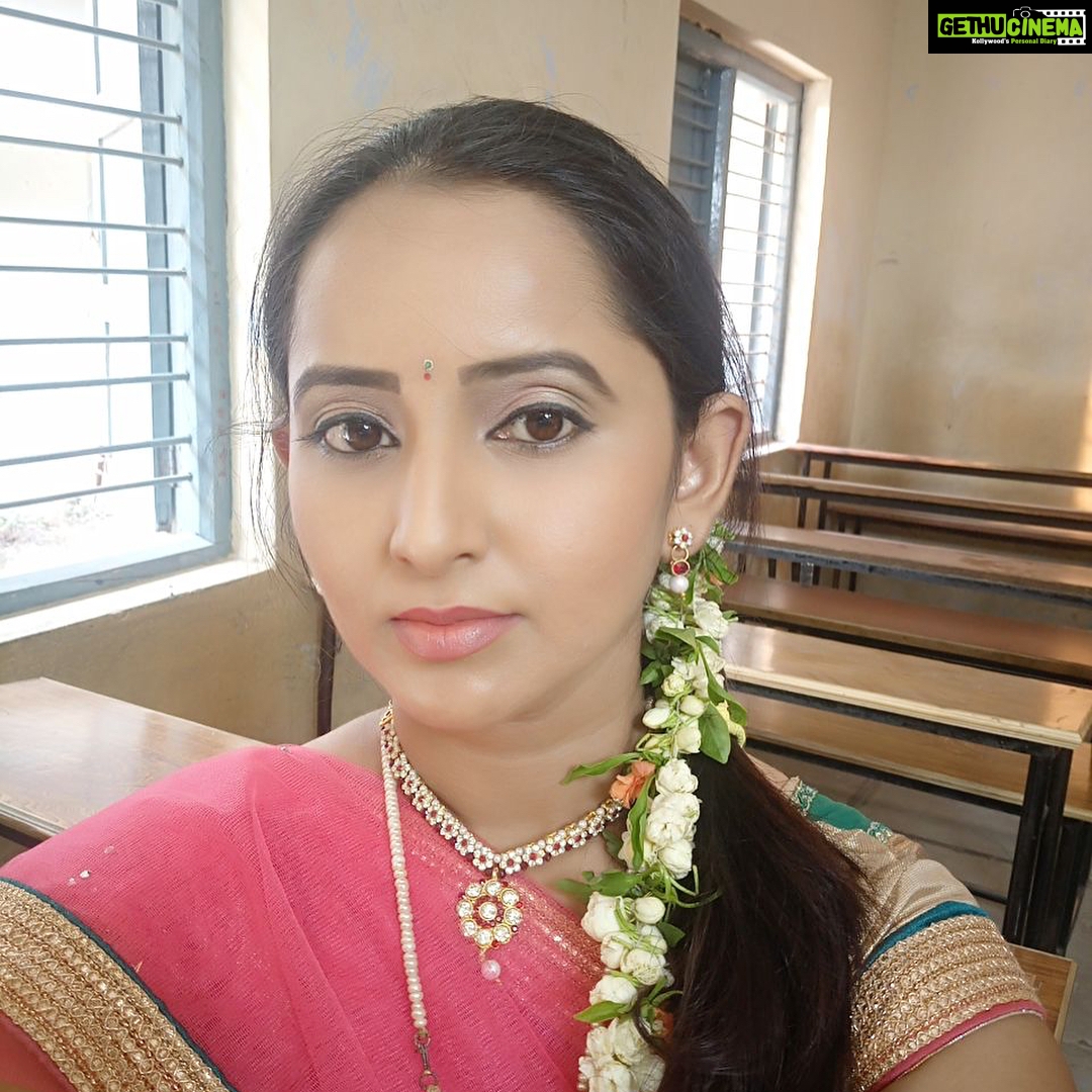 Ishika Singh Instagram - This is how they transformed me after face paining /makeup ! Simple village belle #villagebelle #actorslife #actoratwork #simplemaekup #telugufilmindustry #telugufilmnagar