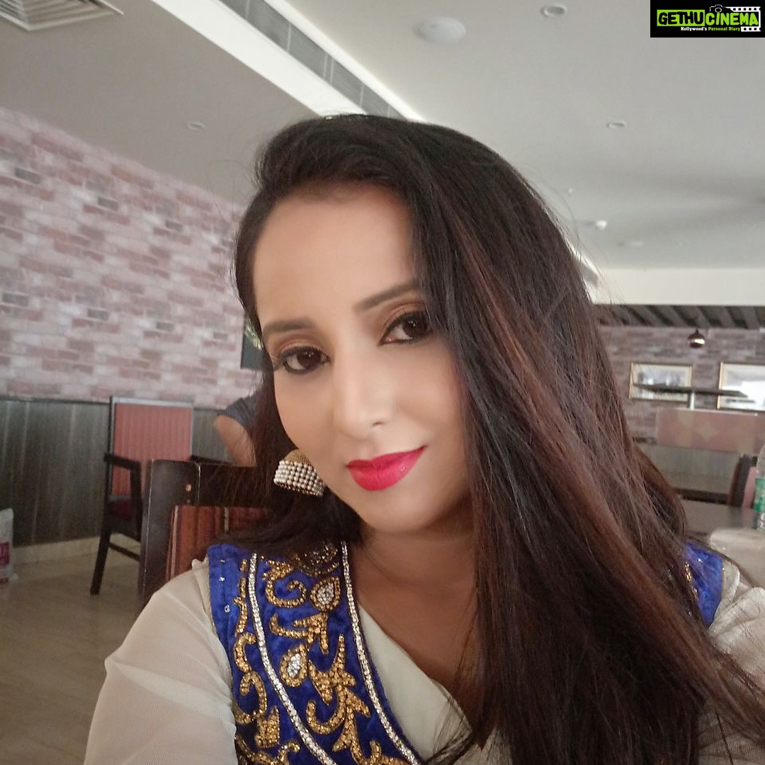 Ishika Singh Instagram - Selfie obsessed #selfie #selfie_time #selfietime📷 #shootingtime #shootmode #actorslife #actoratwork