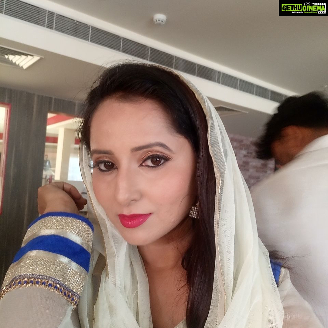 Ishika Singh Instagram - Selfie obsessed #selfie #selfie_time #selfietime📷 #shootingtime #shootmode #actorslife #actoratwork