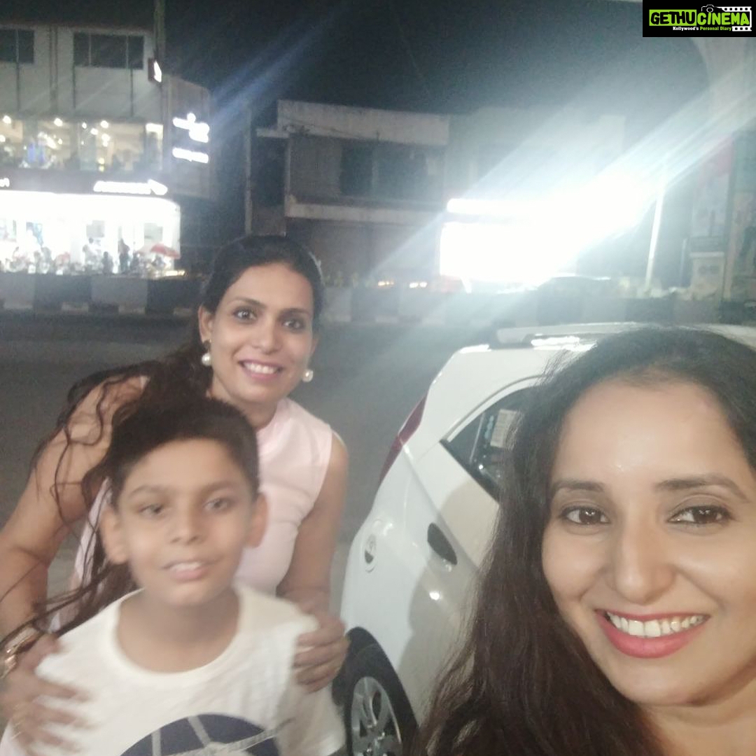 Ishika Singh Instagram - Avengers day ! Super hero ... super fun ! Waiting for part 2 #avengersinfinitywar #avengers #movieday🎬 #moviedayout