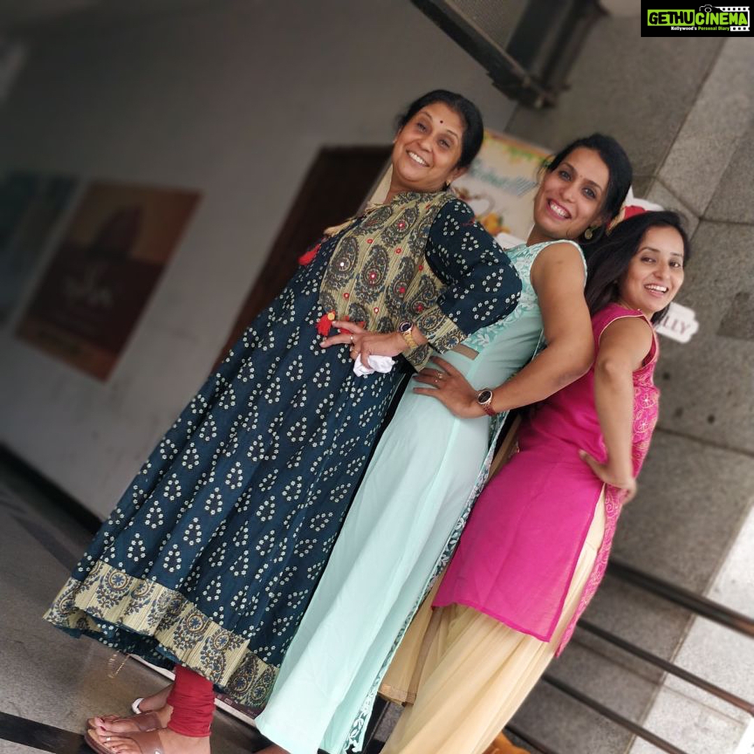 Ishika Singh Instagram - Friends in sync #frienshipgoals #friendzone #friends #friendsinsync