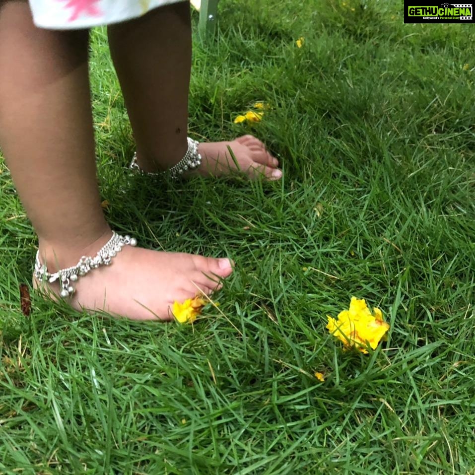 Ishika Singh Instagram - Happy Akshay tritiya and Eid Mubarak to all #akshaytritiya #akshaytritiyaspecial #eidmubarak #eid #happyeid #happyakshayatritiya #babyfeet #babygirl #babylove #innocence #tinylittlefeet #payal #ankletsfeet #babyanklet #lovelylawn