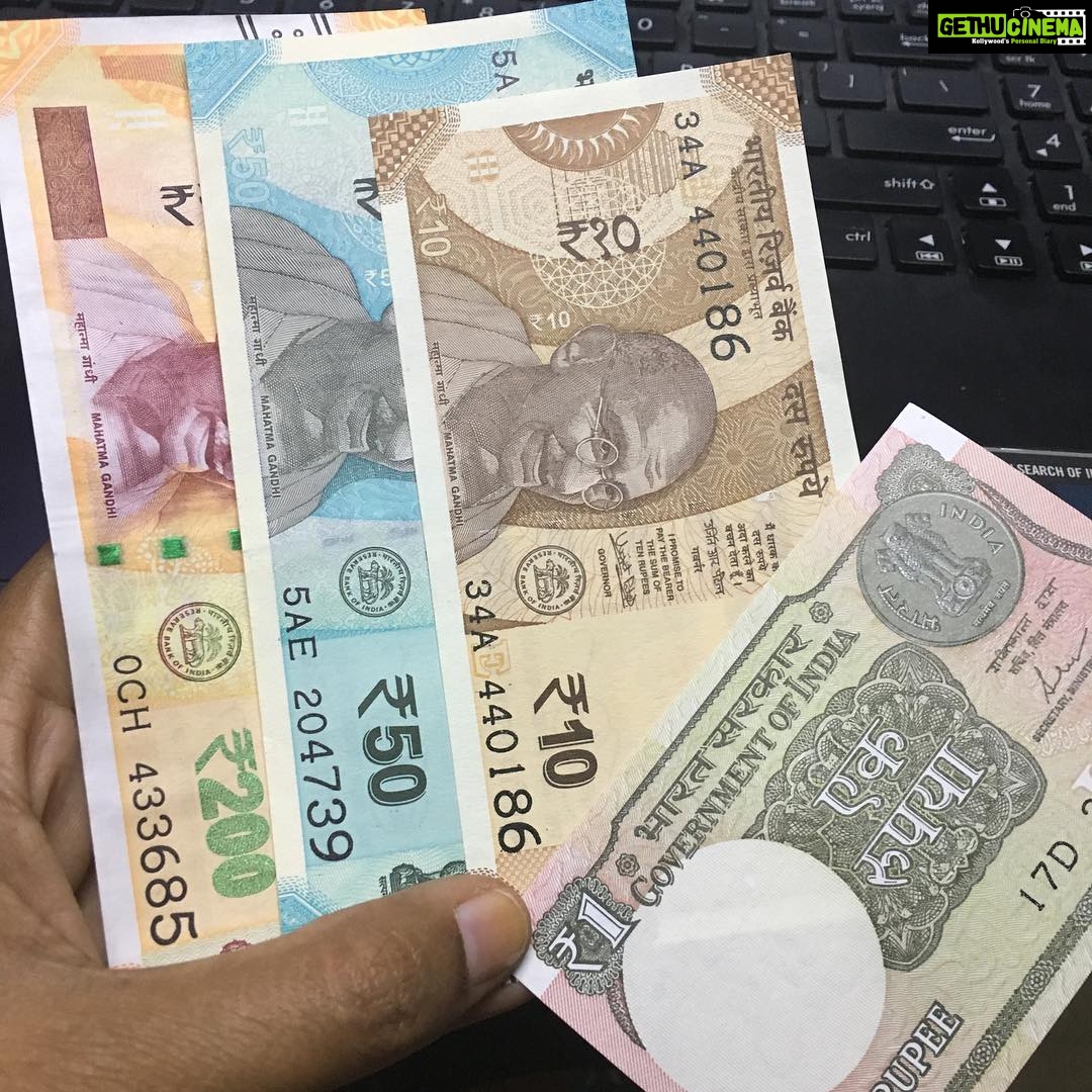 Ishika Singh Instagram - Managed to get my hands on the latest currency 💴. One rupee note is really cute . Thanks @vikasdevideenyadav ji to add up my collection #newcurrency💰 #newnotes💸