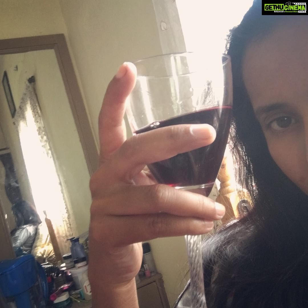 Ishika Singh Instagram - Wine and me go way together ... look at that glass isn’t it amazing 😉 I love the twirls #winelovers #lovewine🍷 #winelife #friendsgift🎁 @vibhutigandhijain