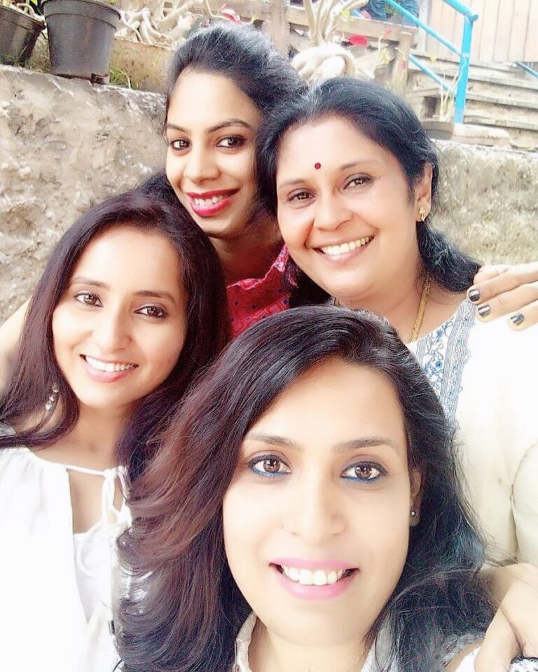 Ishika Singh Instagram - Time for selfie 🤳 say cheese 🧀 #friendytime #neighborhood #friendlyneighborhood #lotuspond #lunchtime #womanism #womaninframe
