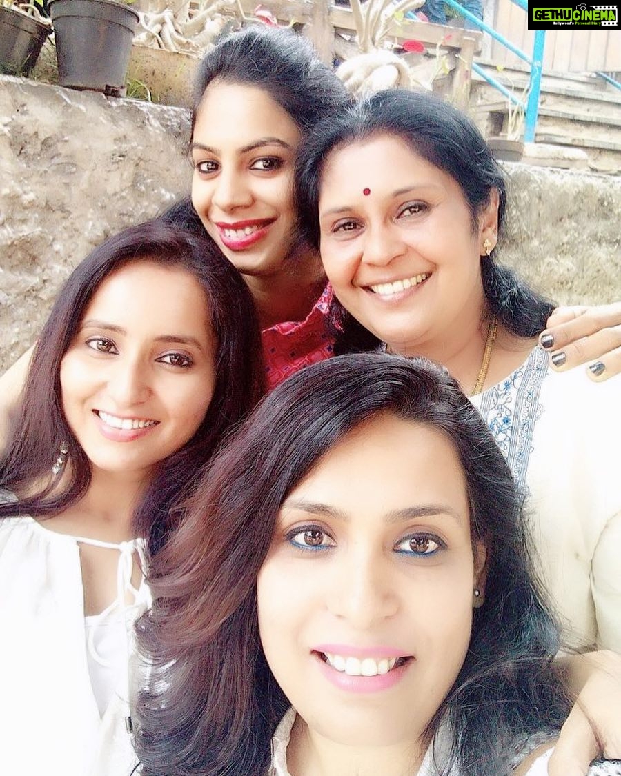 Ishika Singh Instagram - Time for selfie 🤳 say cheese 🧀 #friendytime #neighborhood #friendlyneighborhood #lotuspond #lunchtime #womanism #womaninframe
