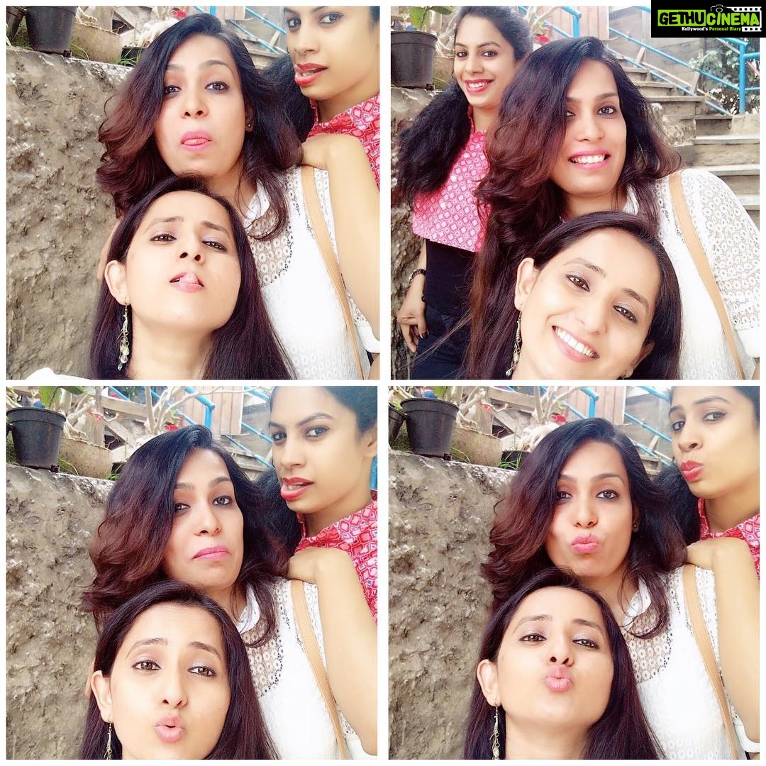Ishika Singh Instagram - Chillax company .. awesomeness and togetherness #friendsday #friendship #friendlyneighborhood #womaniya #womanism
