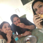 Ishika Singh Instagram - Saturday binge #saturdayvibes #neighborhoodwatch #neighborhood #neighbhood #friendstime #chaikahani #alltogetheragain #lotuspond