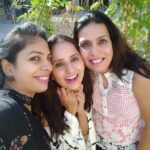 Ishika Singh Instagram - The way we all wore pink lipstick 💄 #lipsticks #pinklipstick #ladieshangoutday #lunchtime