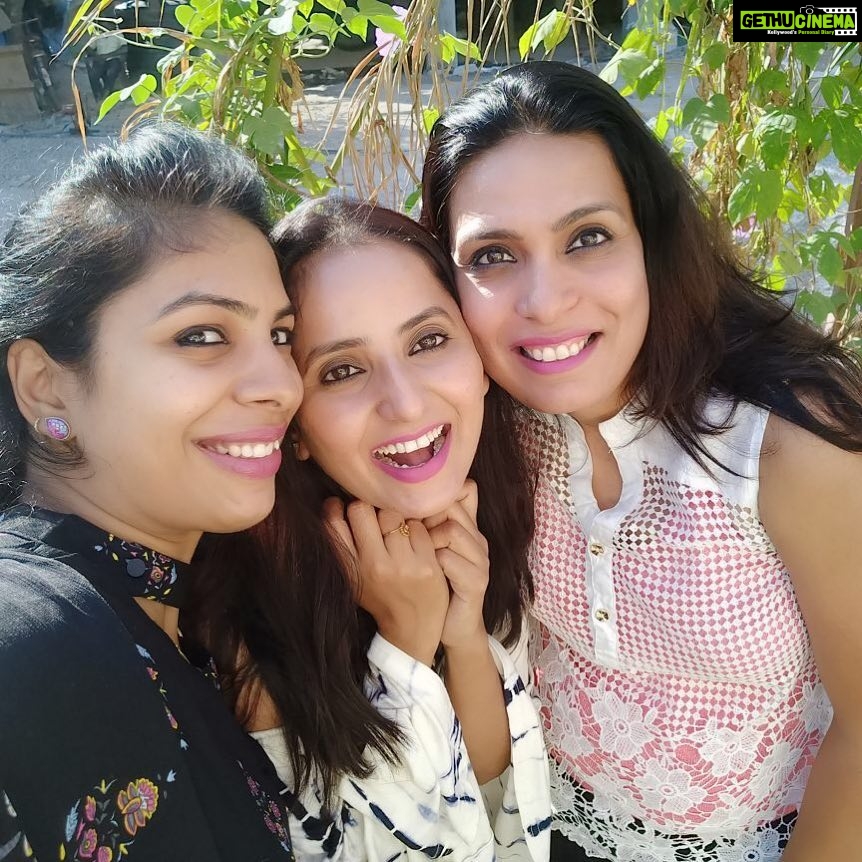 Ishika Singh Instagram - The way we all wore pink lipstick 💄 #lipsticks #pinklipstick #ladieshangoutday #lunchtime