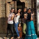 Ishika Singh Instagram - Guys look at that baby 👶... #womanhood #neighborsandfriends #lunchtime #lunchdatewithfriends #womaniyaa #babyrompers