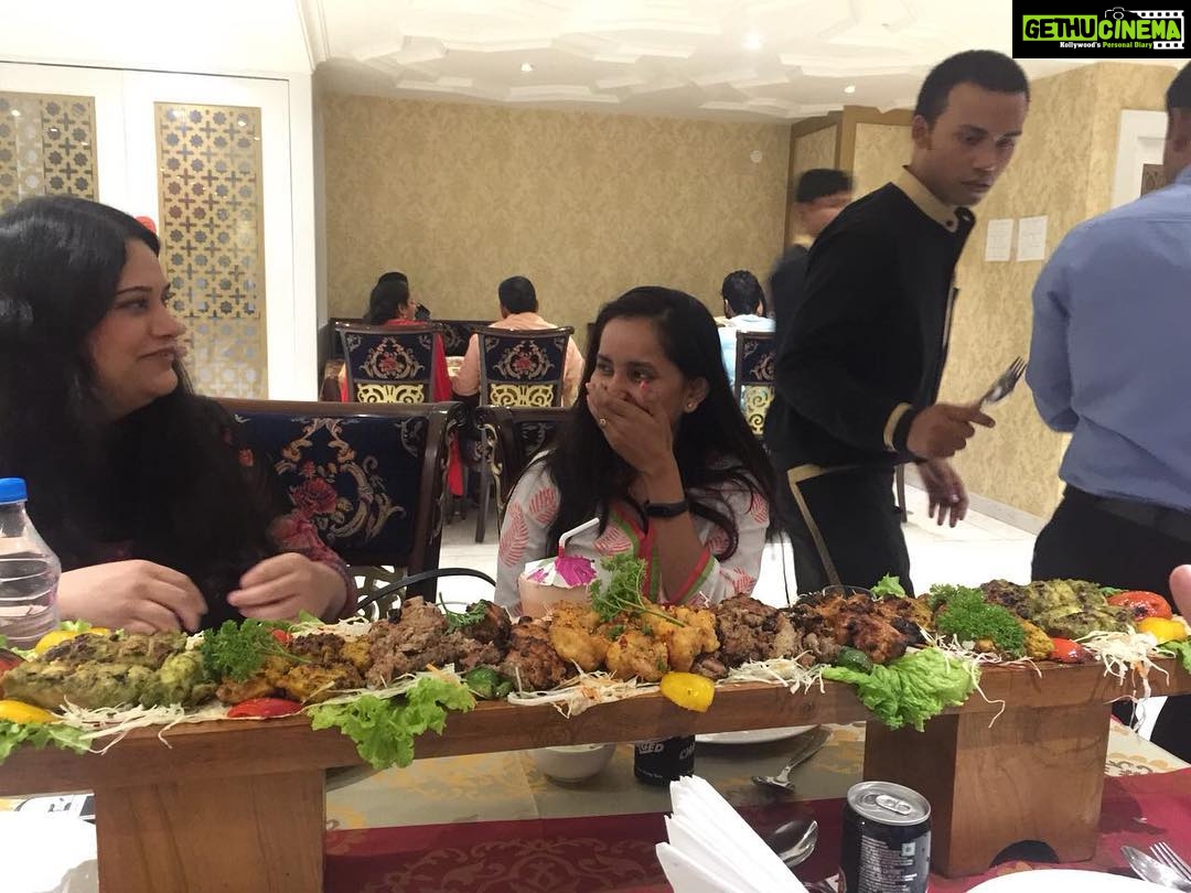 Ishika Singh Instagram - The face I make when am asked to eat the entire platter alone . #hyderbadfoodies #foodie #foodporn #gettogether #friendsdineout