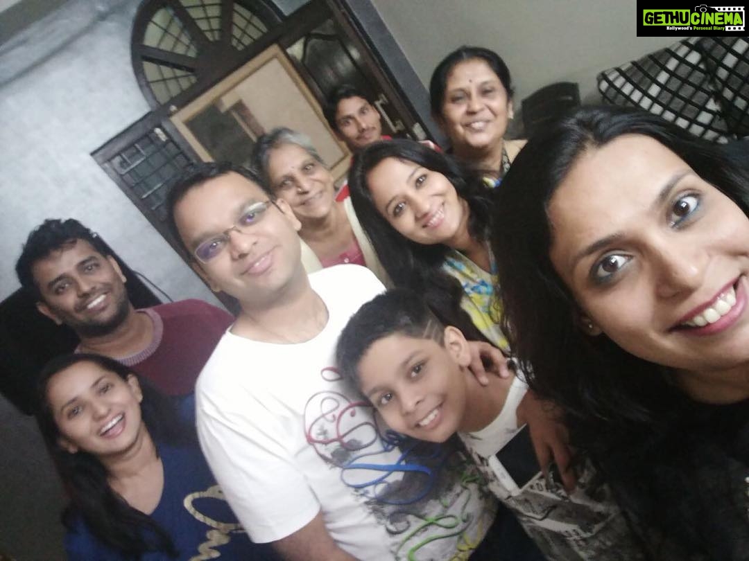 Ishika Singh Instagram - Group photo after bday celebrations 🎉 #decemberbirthday #gettogether #groupphoto #neighborsandfriends #neighbourlylove