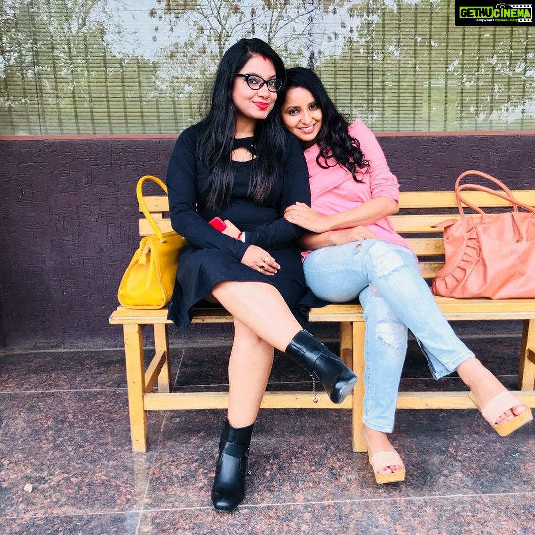 Ishika Singh Instagram - Crazy day out with this couple #friendship #selfiecraze #selfieobbsessed #friendship #lunchout