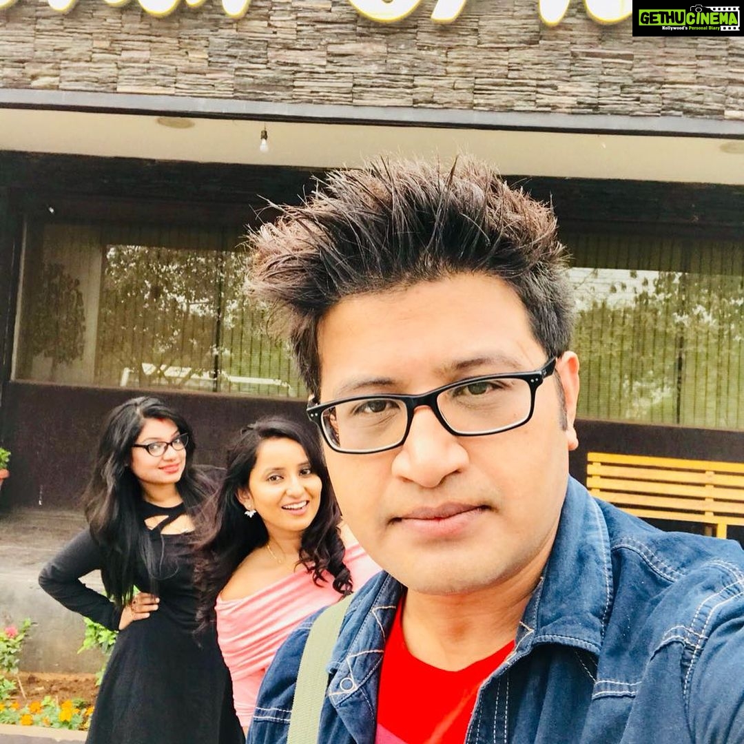 Ishika Singh Instagram - Crazy day out with this couple #friendship #selfiecraze #selfieobbsessed #friendship #lunchout