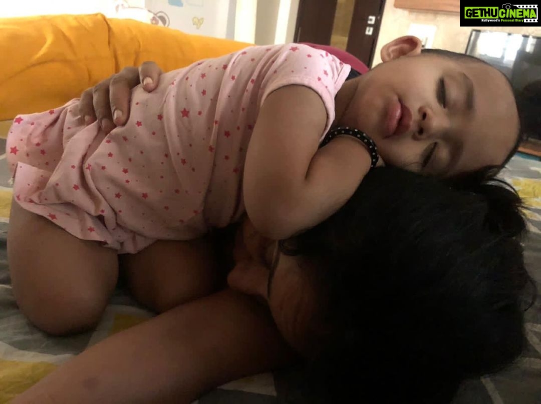 Ishika Singh Instagram - Who sleeps like this ???? None other than my pari #sleepingbeauty #sleepingbaby #motherdaughter #momanddaughter #pari #preicous #momentsofmine #meltingmoments