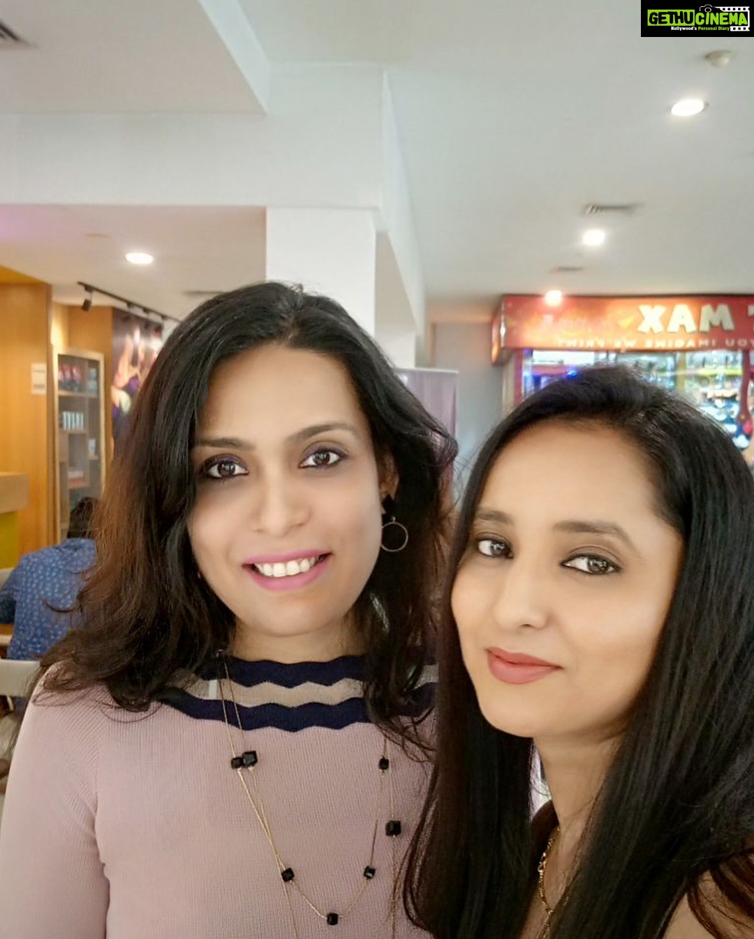 Ishika Singh Instagram - Craziness for selfies again .... #lovelyneighbours #filmday #posterframe #selfiefirst📷 #selfieobbsessed #selfiecraze #welookgoodsometimes