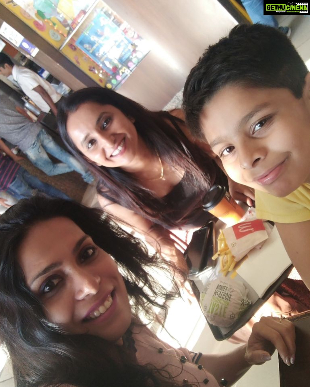 Ishika Singh Instagram - Craziness for selfies again .... #lovelyneighbours #filmday #posterframe #selfiefirst📷 #selfieobbsessed #selfiecraze #welookgoodsometimes