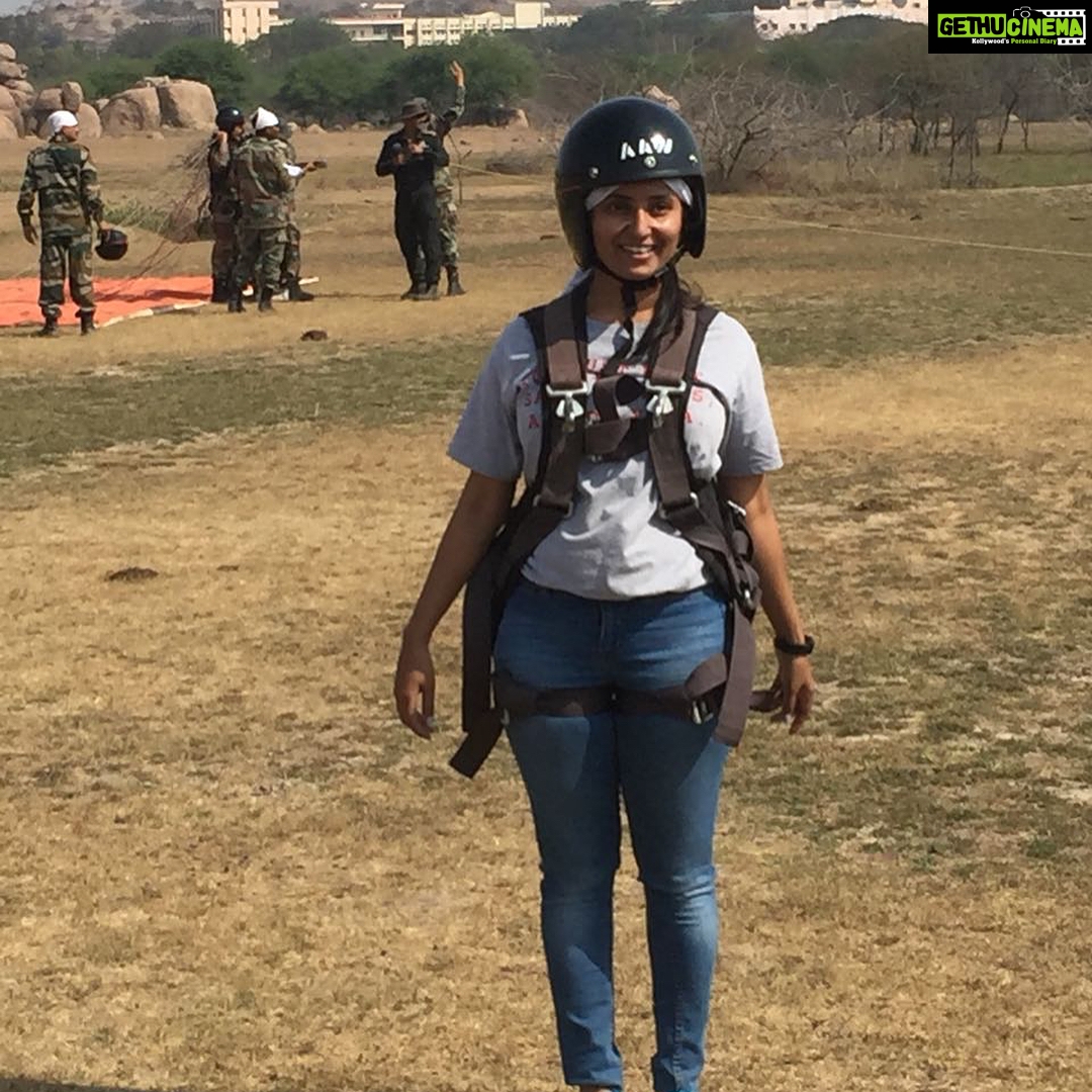 Ishika Singh Instagram - All set for para gliding with Indian armed forces . Was a fun filled and awesome experience .#paragliding #parachute #indianarmy #indianarmy🇮🇳 #indianarmyforever #loveforindianarmy