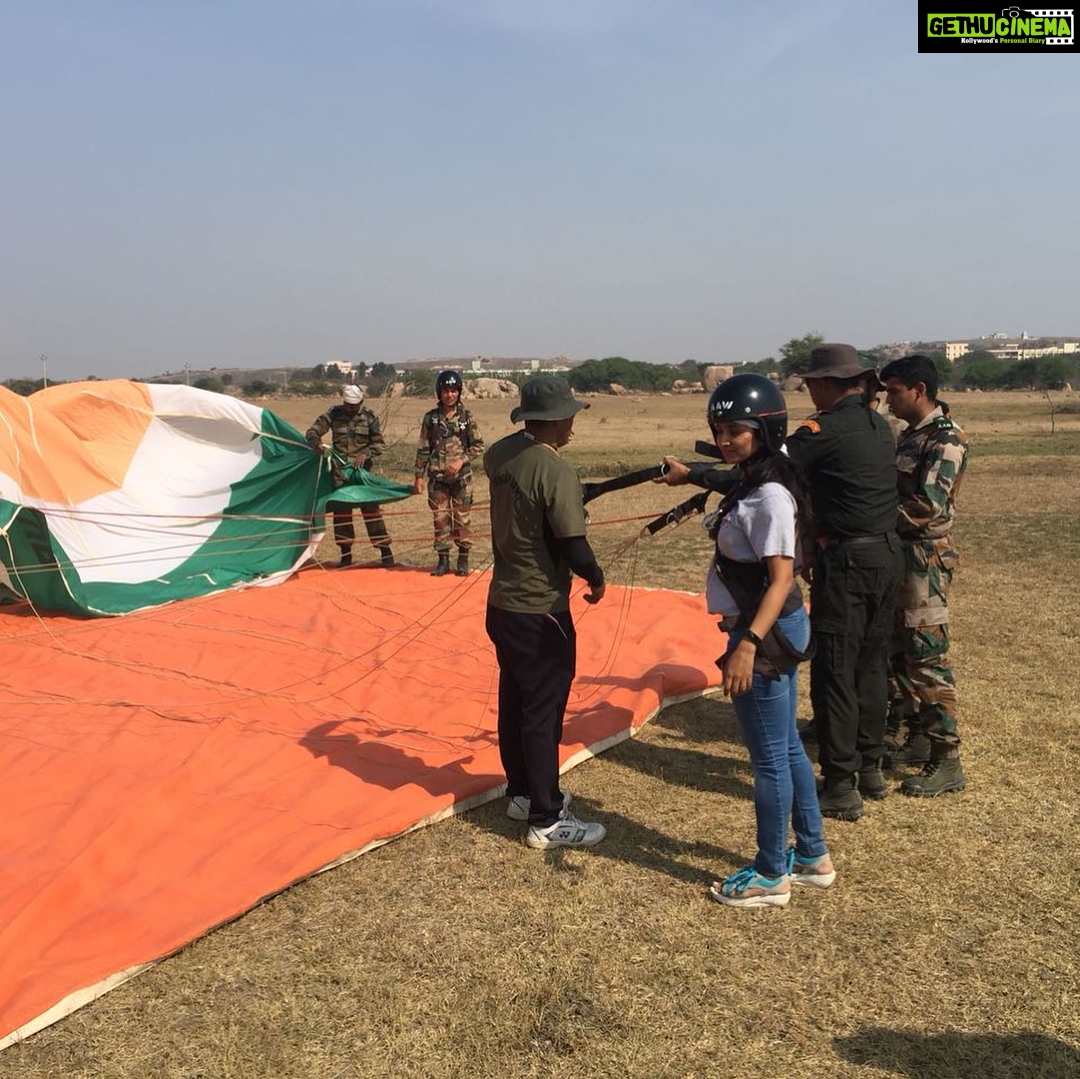 Ishika Singh Instagram - All set for para gliding with Indian armed forces . Was a fun filled and awesome experience .#paragliding #parachute #indianarmy #indianarmy🇮🇳 #indianarmyforever #loveforindianarmy