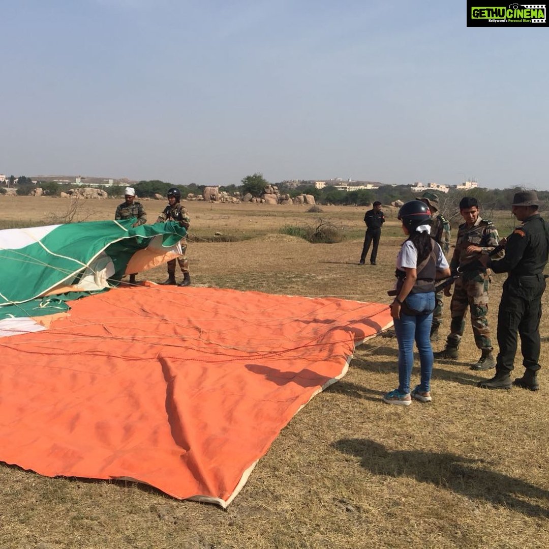 Ishika Singh Instagram - All set for para gliding with Indian armed forces . Was a fun filled and awesome experience .#paragliding #parachute #indianarmy #indianarmy🇮🇳 #indianarmyforever #loveforindianarmy