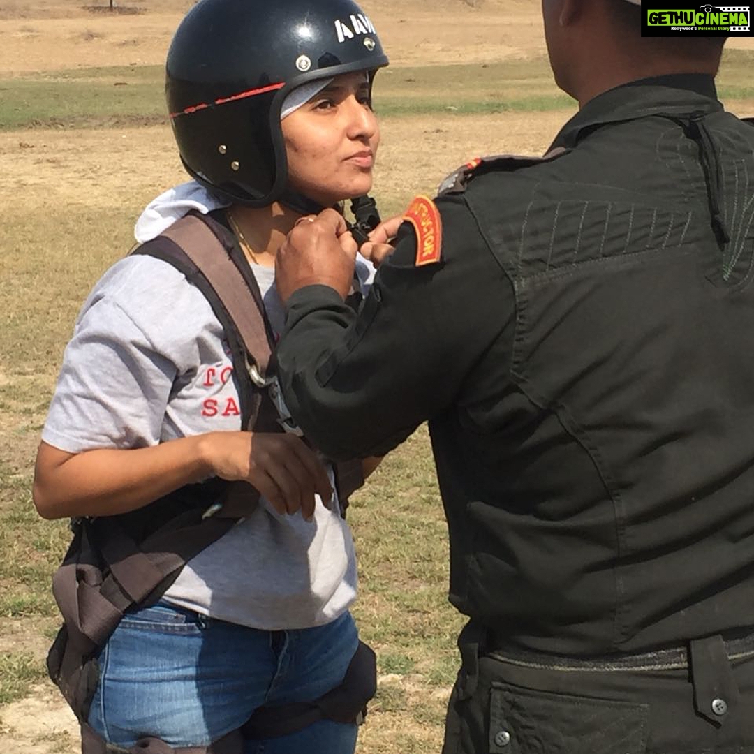 Ishika Singh Instagram - All set for para gliding with Indian armed forces . Was a fun filled and awesome experience .#paragliding #parachute #indianarmy #indianarmy🇮🇳 #indianarmyforever #loveforindianarmy