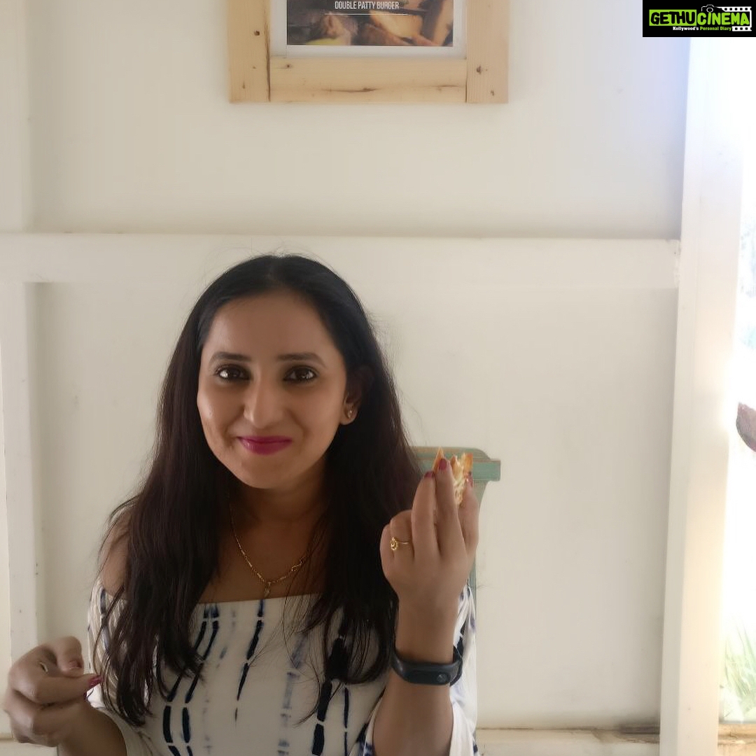 Ishika Singh Instagram - Saturday binge #saturdayvibes #neighborhoodwatch #neighborhood #neighbhood #friendstime #chaikahani #alltogetheragain #lotuspond