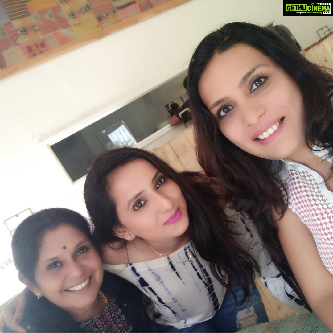 Ishika Singh Instagram - Saturday binge #saturdayvibes #neighborhoodwatch #neighborhood #neighbhood #friendstime #chaikahani #alltogetheragain #lotuspond