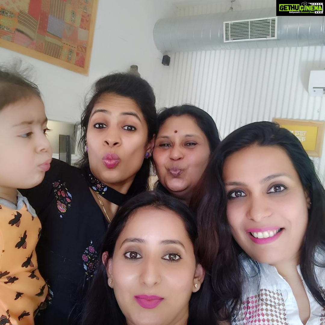 Ishika Singh Instagram - Saturday binge #saturdayvibes #neighborhoodwatch #neighborhood #neighbhood #friendstime #chaikahani #alltogetheragain #lotuspond