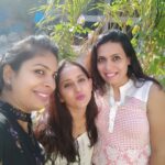 Ishika Singh Instagram - Saturday binge #saturdayvibes #neighborhoodwatch #neighborhood #neighbhood #friendstime #chaikahani #alltogetheragain #lotuspond