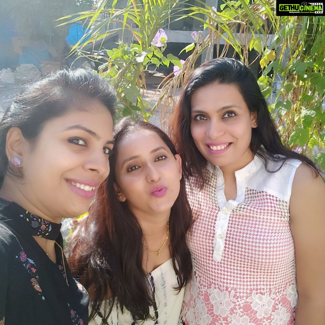 Ishika Singh Instagram - Saturday binge #saturdayvibes #neighborhoodwatch #neighborhood #neighbhood #friendstime #chaikahani #alltogetheragain #lotuspond