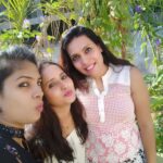 Ishika Singh Instagram - Saturday binge #saturdayvibes #neighborhoodwatch #neighborhood #neighbhood #friendstime #chaikahani #alltogetheragain #lotuspond