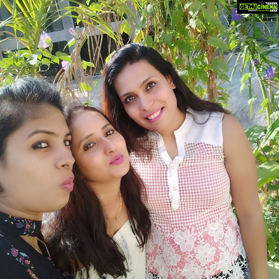 Ishika Singh Instagram - Saturday binge #saturdayvibes #neighborhoodwatch #neighborhood #neighbhood #friendstime #chaikahani #alltogetheragain #lotuspond