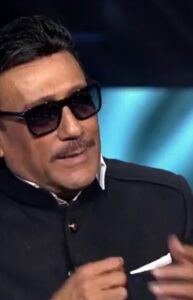 Jackie Shroff Instagram - #KBC13 ke manch par poori hui Jackie Shroff ki wish aur mili unhe AB sir se unki tie-bow! Dekhiye yeh sundar pal #KaunBanegaCrorepati Shaandaar Shukravaar episode mein, kal raat 9 baje, sirf Sony par.

#SawaalJoBhiHoJawaabAapHiHo #ShaandaarShukravaar @amitabhbachchan @suniel.shetty @apnabhidu