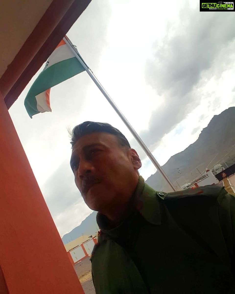 Jackie Shroff Instagram - What is the difference between the flag ceremony on 15th Aug and 26th Jan?* An interesting fact : On 15th Aug the flag is HOISTED (from below) and unfurled. Reflecting the very first day in 1947 when it was done so for the first time. On 26th Jan, the flag is already up there and is UNFURLED Even the ceremonies are called flag hoisting and unfurling the FLAG. 🇮🇳JAI HIND🇮🇳